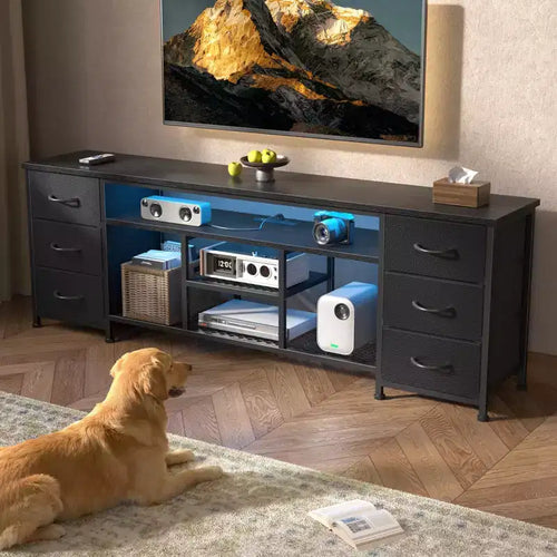 Mueble de TV de 71 pulgadas negro con cómoda, estación de carga, luces LED, 6 cajones de tela, consola multimedia de cuero PU para televisores de hasta 80 pulgadas, almacenamiento para dormitorio.