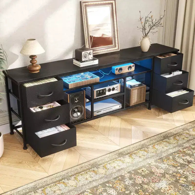 Mueble de TV de 71 pulgadas negro con cómoda, estación de carga, luces LED, 6 cajones de tela, consola multimedia de cuero PU para televisores de hasta 80 pulgadas, almacenamiento para dormitorio.
