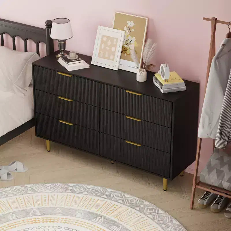 Cómoda moderna acanalada negra de 6 cajones, cofre de madera ancho con tiradores y patas de metal dorado, organizador de almacenamiento grande para dormitorio, sala de estar y entrada