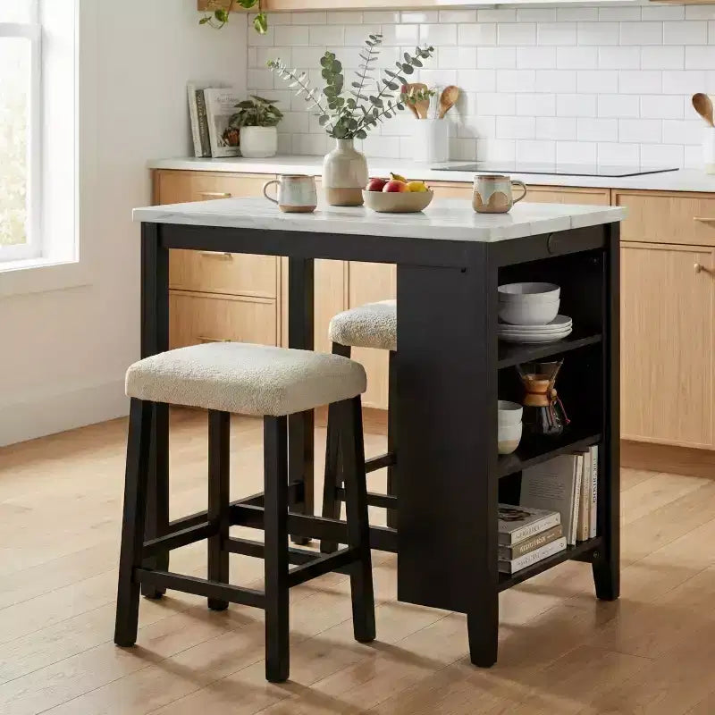 Juego de comedor de 3 piezas de madera, estilo transicional de alto brillo, con estantes de almacenamiento y puertos USB, taburetes tapizados en bouclé