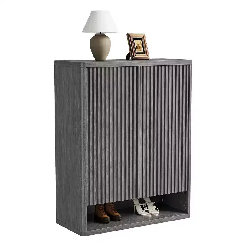 Armario moderno de madera para zapatos de 31,5 pulgadas con estantes ajustables, puerta estriada, organizador de zapatos grande para entrada, capacidad para 25-30 pares, para pasillo o sala de estar