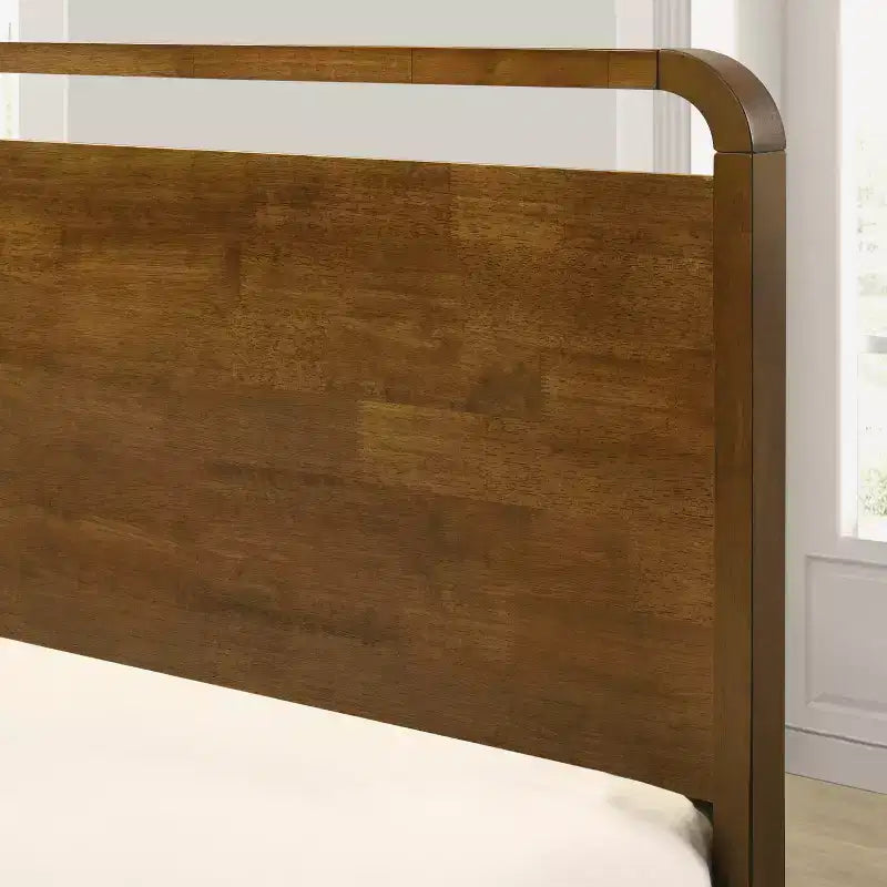 Cama plataforma de madera Eldren de Roundhill Furniture con acabado de nogal