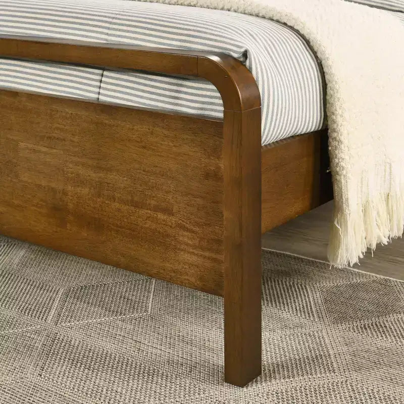 Cama plataforma de madera Eldren de Roundhill Furniture con acabado de nogal