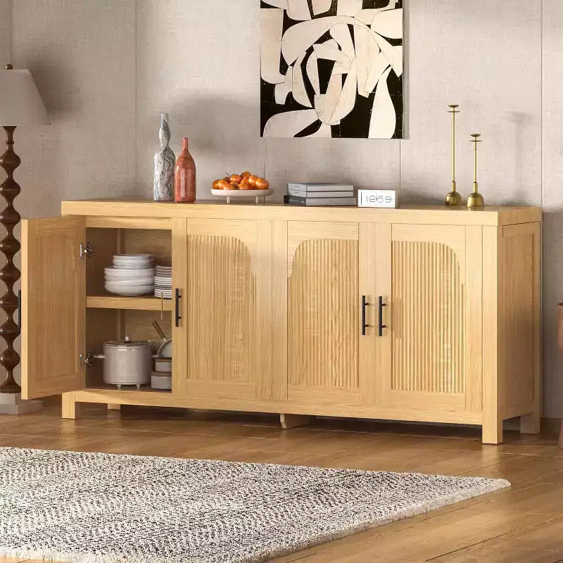 Aparador de 71 pulgadas, diseño de cuatro puertas, con molduras empotradas y estantes ajustables.