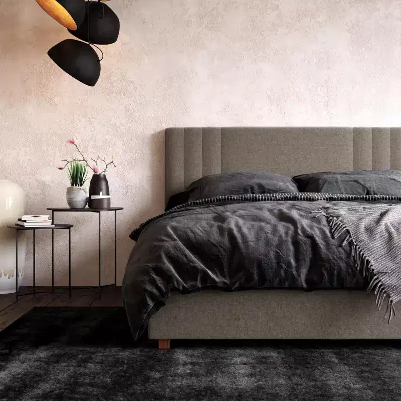 Cama de plataforma tapizada Wynn con cabecero capitoné